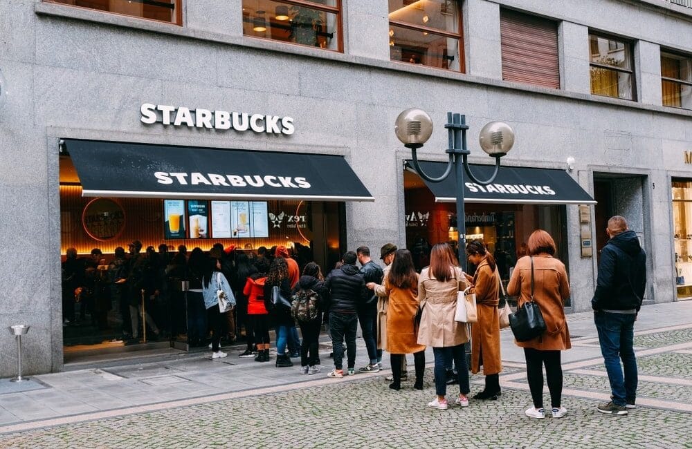 Starbucks’ta Bearista çılgınlığı: Fiyatı 30 dolardan 1.000 dolara fırladı Labubu çılgınlığında sonra Starbucks’ta “Bearista” çılgınlığı başladı. ABD'de satışa konulan