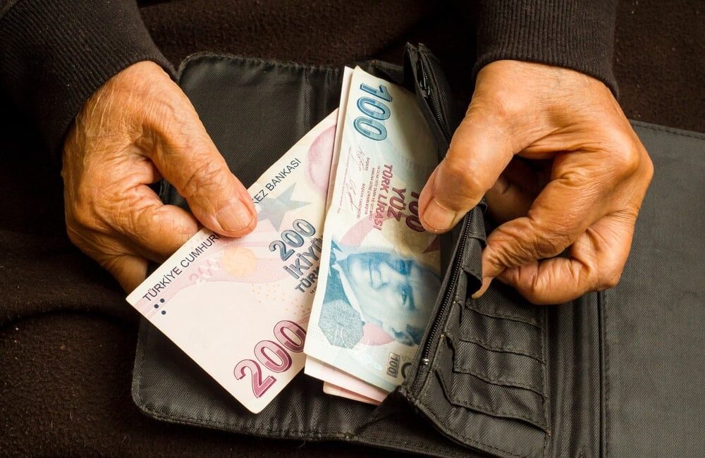 Milyonların gözü Ocak ayında açıklanacak zam oranlarına çevrilmişken, yıl başına