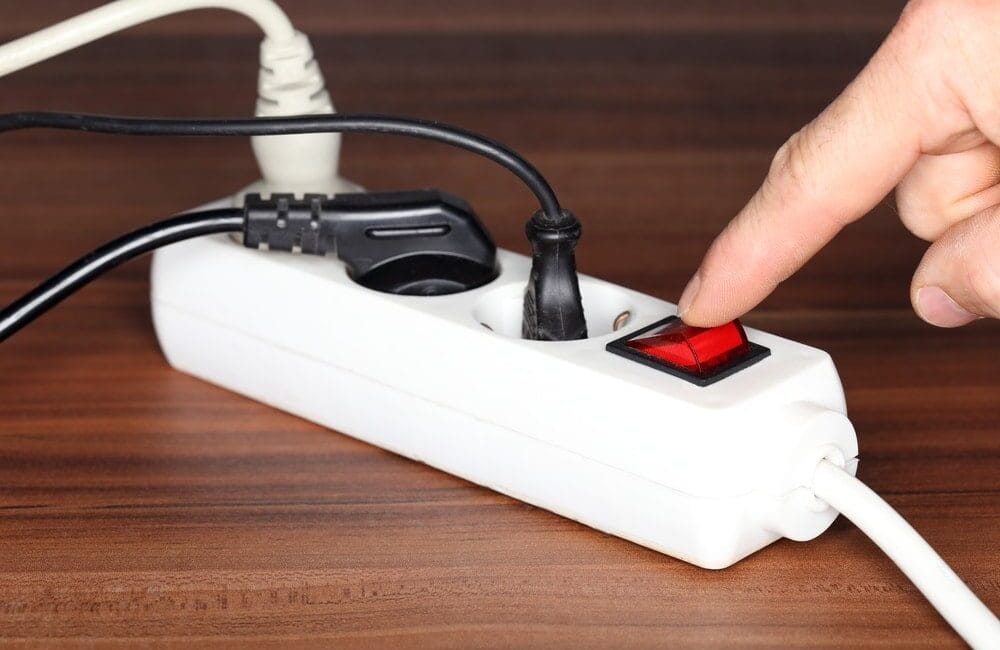 Televizyon kapalı, ışıklar sönük, ev sessiz… ama elektrik sayacı dönmeye