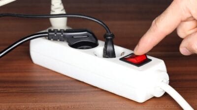 Televizyon kapalı, ışıklar sönük, ev sessiz… ama elektrik sayacı dönmeye