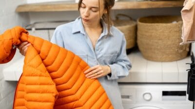 Soğuk kış günlerinde en büyük kurtarıcımız olan kuş tüyü montlar,