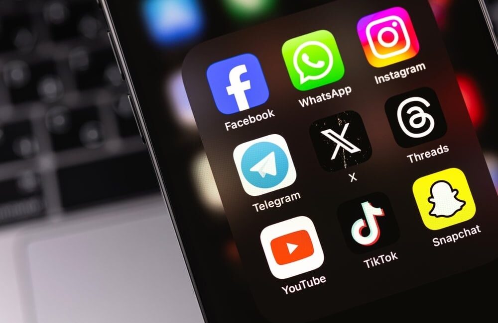 Türkiye'de de sık sık gündeme gelen sosyal medyanın gençlere zararlı