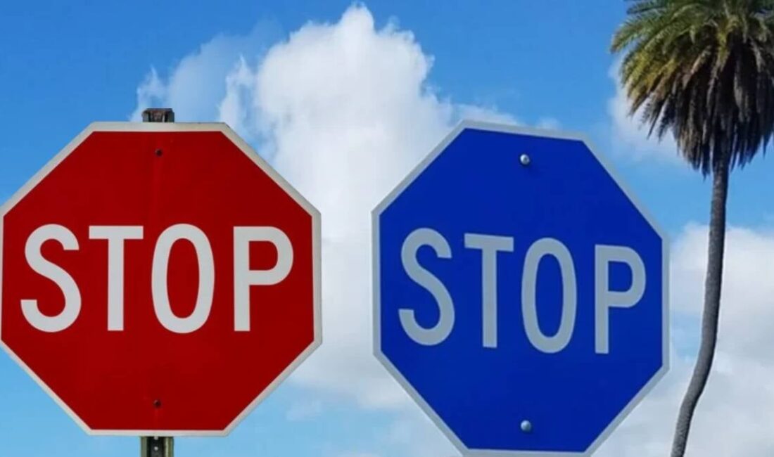 Her yerde kırmızı olan ‘Dur’ işareti levhası bu şehirde neden mavi? Sürücüler için kırmızı rengin durmayı, yeşilin ise geçmeyi ifade ettiği