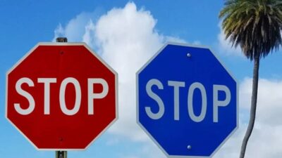 Sürücüler için kırmızı rengin durmayı, yeşilin ise geçmeyi ifade ettiği