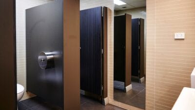 Almanya'da bir işçi, tuvalette geçirdiği uzun süreler nedeniyle işten çıkarıldı.