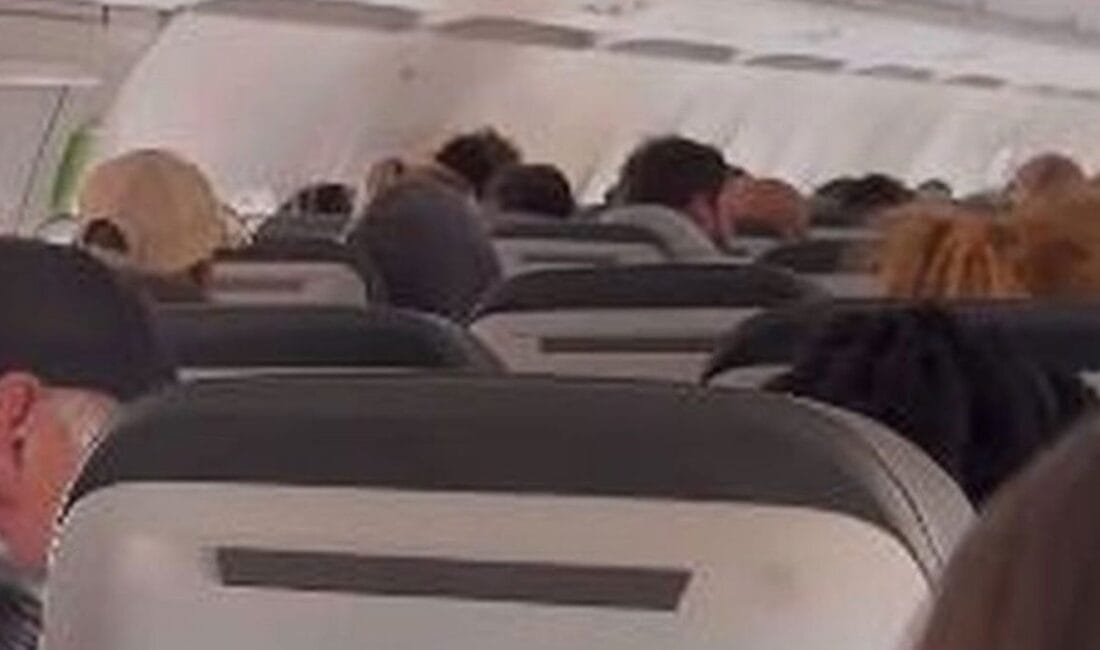 ABD'de Frontier Havayolları'na ait bir uçak, tuvalette bulunan üç kelimelik