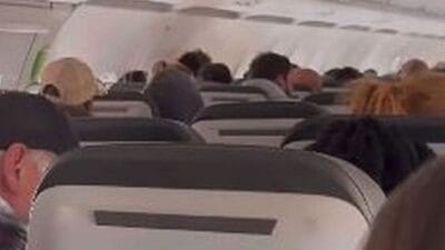 ABD'de Frontier Havayolları'na ait bir uçak, tuvalette bulunan üç kelimelik