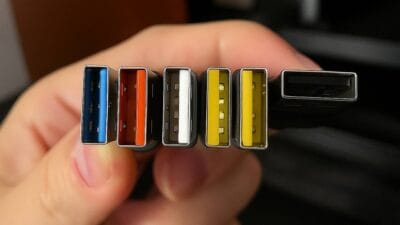 Bilgisayar veya telefonunuzu bağladığınız USB kablolarındaki farklı renkler aslında yalnızca