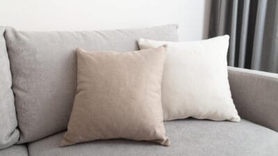 En kaliteli yastıklar bile zamanla beyaz görüntüsünü kaybeder. Bu yastıkları