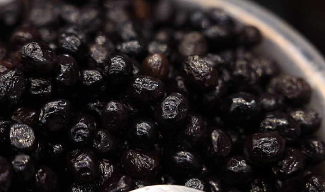 Zeytini küflenmeden aylarca taze tutan yöntem Kahvaltı sofralarının vazgeçilmezi olan zeytin, doğru koşullarda saklanmadığında kısa sürede