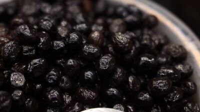 Kahvaltı sofralarının vazgeçilmezi olan zeytin, doğru koşullarda saklanmadığında kısa sürede