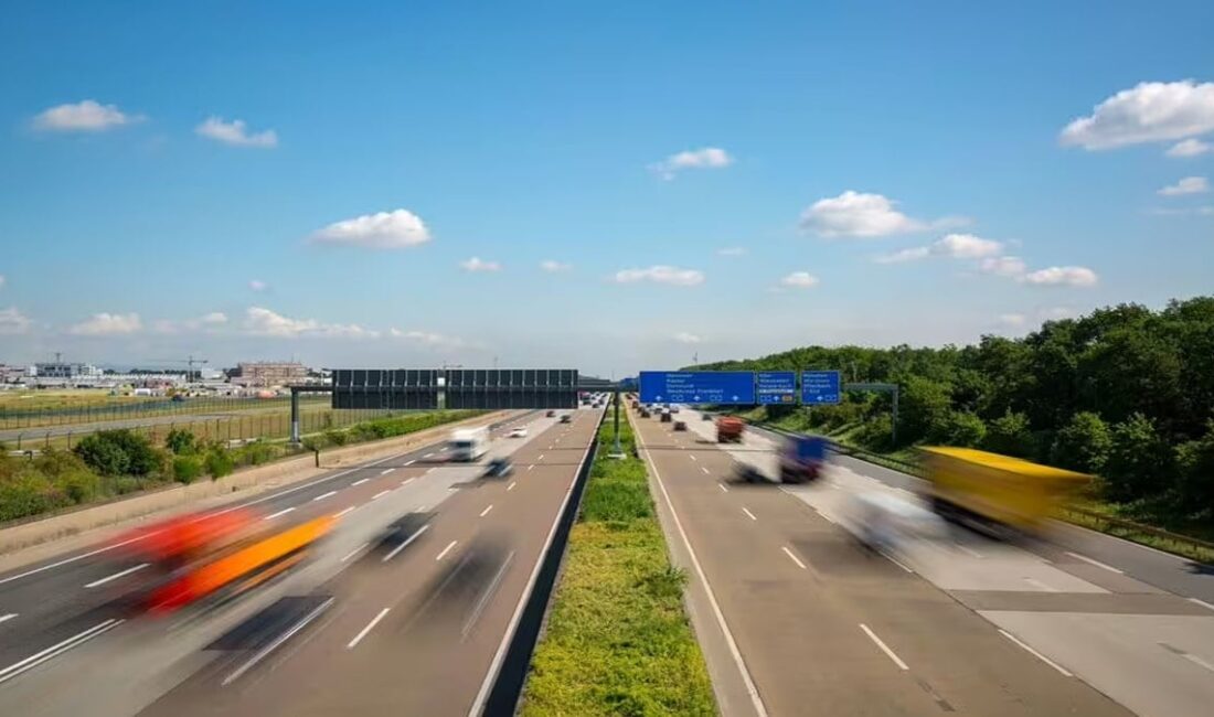 Almanya’nın ünlü Autobahn otoyolunda bazı bölümlerde hız sınırı tamamen kaldırıldı.